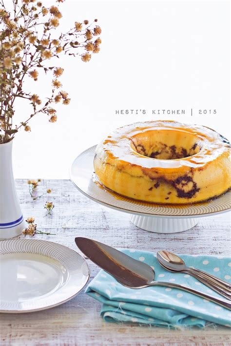 Dari namanya udah bikin penasaran kan?? magic flan cake ...
