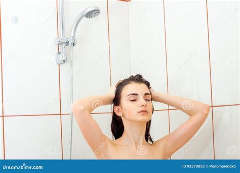 schönes junges heißes mädchen schloss ihre augen und wäscht das haar unter der dusche stockbild