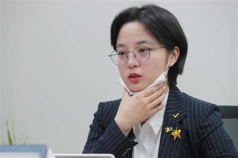 오늘 국회 본회의에 분홍색 원피스를 입고 등장해서 때 아닌 논란이 됐습니다. 류호정 "박원순 조문 안 한다...벌써 2차 가해" 전문 - 아주경제