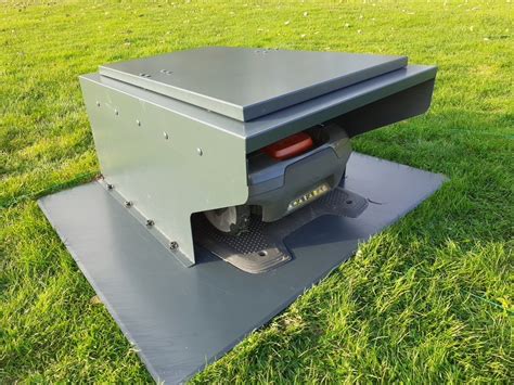 Es steht nichts über, das tor ist gegen wind und wetter geschützt. Häußler stellt Rasenroboter-Garage aus Aluminium vor
