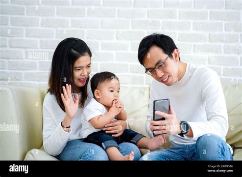 Feliz Familia Asiática Haciendo Una Videollamada En Casa Padre Y Madre