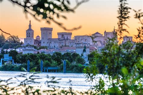 It is the main city of the département of vaucluse, and is on the banks of the rhône river. Avignon im Vaucluse entdecken | Provence Guide