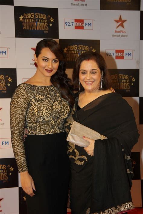 Sonakshi Sinha With Her Mother Poonam Sinha At Big Star Entertainment Awards 2013 In Mumbai
