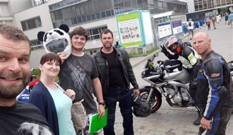 Find words beginning with z. Jsem motorkář a člověk nikdy neví, co se může stát. Tak si ...