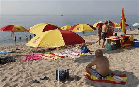 O ator, que é grande fã do piloto que morreu em 1994. Banderas de España en una playa de Barcelona - Los Replicantes