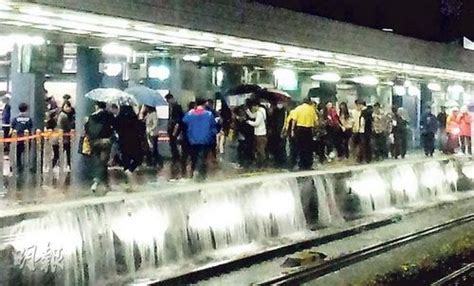 名站推薦 tips：2021年6月24日 已更新失效連結 total 13 ». 组图：香港降冰雹如乒乓球 水如瀑布涌入商场|广州下冰雹-搜狐滚动