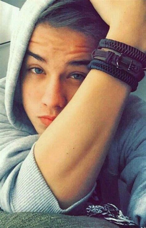 Let the sunlight fall on your face, capture that lit, bright face for your next instagram selfie. 45 Best Selfie Poses For Guys To Copy Right Now! - Fashion ...