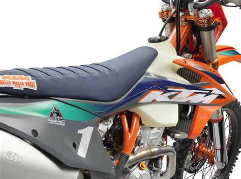 Su tutti spiccano le ruote factory dotate di mozzi anodizzati arancioni. KTM 350 EXC-F WESS Special Edition