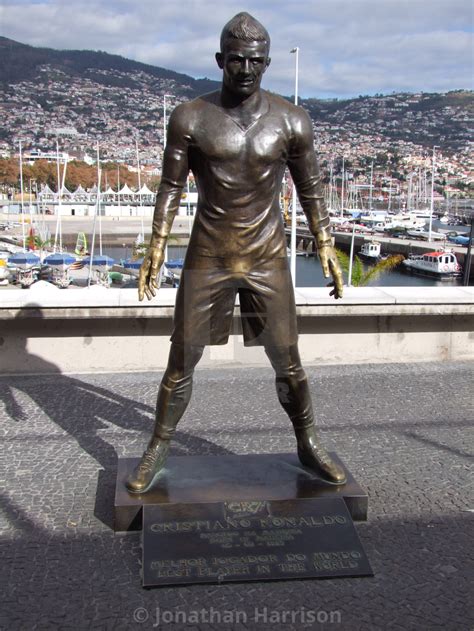 It must be quite difficult to make a statue of any person, but for some reason plenty of people have had a lot of issues. Statue of Cristiano Ronaldo, Funchal - License, download ...