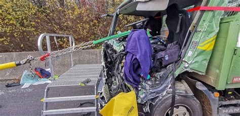 Auf der autobahn a13 südöstlich von berlin ist am freitagvormittag ein reisebus verunglückt. Schwerer Unfall zwischen Lauenau und Rehren: LKW-Fahrer ...