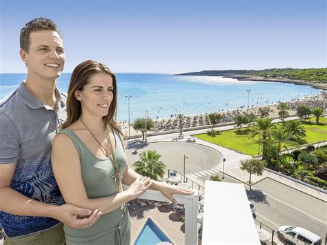 In allerbester strandlage genießen sie im geschmackvoll und elegant eingerichteten hotel von der traumhaften dachterrasse einen herrlichen blick über die bucht von cala millor und den weitläufigen sandstrand. allsun Hotel Borneo in Cala Millor bei alltours buchen
