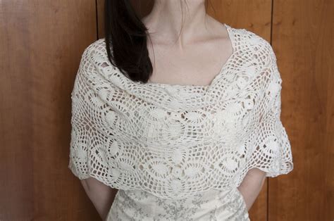 Vestito all'uncinetto con sprone rotondo, motivo traforato e maniche corte, lavorato dall'alto verso il basso, in drops safran. Coprispalle Sposa all'Uncinetto | Alluncinetto.it