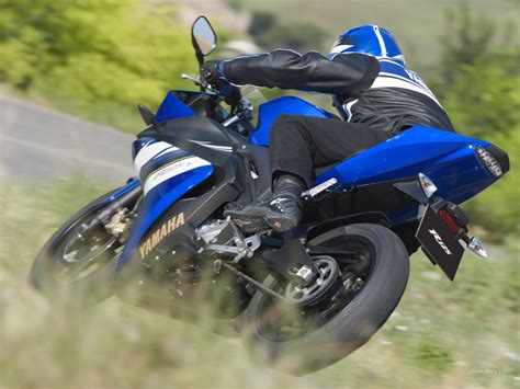 An entry level machine for all ages. Motor Bikes: Yamaha_YZF-R1