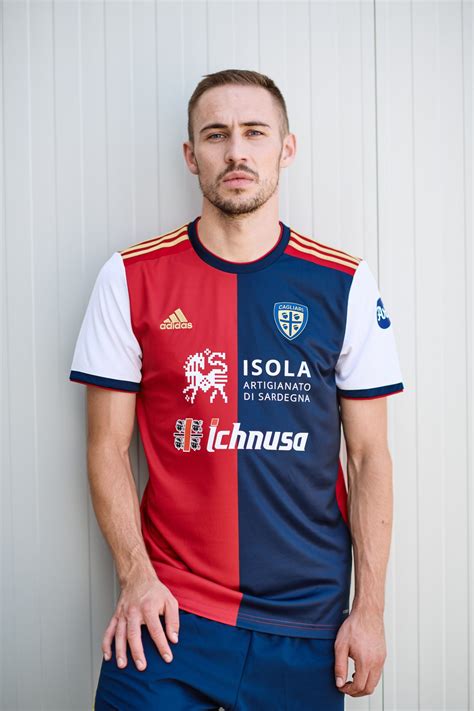 Los convencionalismos no tienen cabida aquí. Cagliari, ecco le maglie griffate Adidas