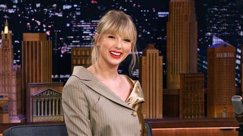 Taylor Swifts Mom Andrea Recorded Her In A Hilarious Post Surgery