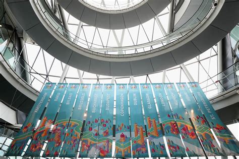 Get inspired by our community of talented artists. El logo de la próxima Eurocopa cambiará mostrando puentes ...