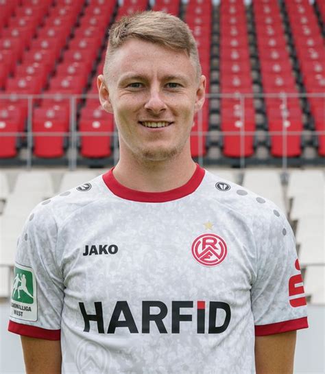 Ich bin enorm glücklich, die welche eigenschaft zeichnet diesen rot weiss essen trikot sieger aus? Start