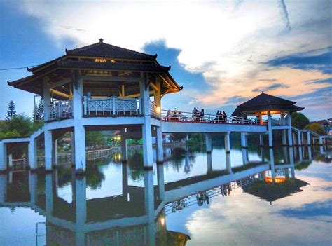 Ada sejumlah destinasi pantai di jawa tengah yang melengkapi popularitas propinsi ini sebagai daerah yang kaya akan tempat wisata, baik wisata budaya, sejarah, bahari, maupun wisata kuliner. 15 Tempat Wisata di Jawa Tengah yang Wajib Dikunjungi