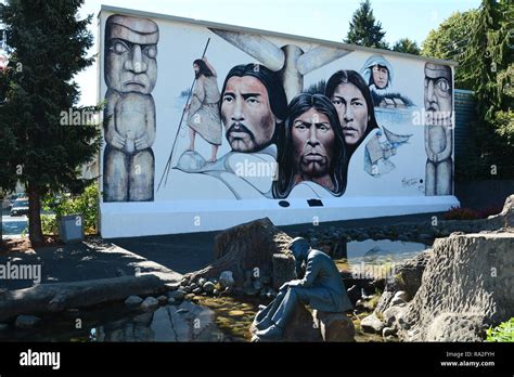 Native Mural In The Town Of Chemainus On Vancouver Island Stock Photo