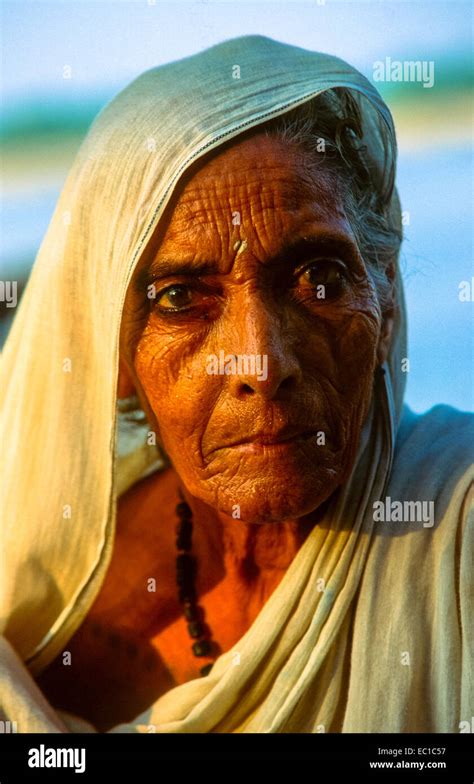 Baden Indische Frau Fotos Und Bildmaterial In Hoher Auflösung Alamy