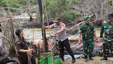 .pekerja stesen minyak, ahmad mostak, seorang warganegara bangladesh di stesen minyak di pandan prima, ampang pada pukul 3 petang, 28 ogos yang lalu. Tim Satgas Gabungan Tutup 1.300 Sumur Minyak Ilegal di ...