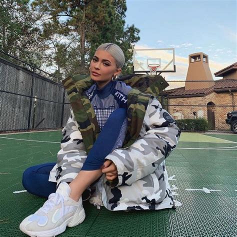 Adidas Baskets Blanches Portées Par Kylie Jenner Sur Instagram Account Kyliejenner Spotern