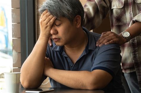 Hombre Asiático De Mediana Edad De 40 Años Estresado Y Cansado Foto