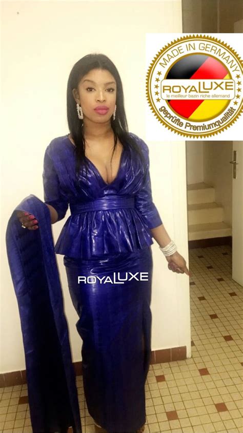 # le maître des cérémonies se dresse dans les coulisses du festi`bazin le 16 octobre 2015. Model Bazin 2019 Femme / New Summer 2019 Robe Africaine ...