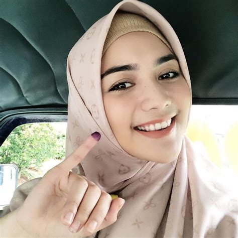 Citra kirana memutuskan berhijab selain karena dorongan dirinya sendiri juga terkait musabab lain, yakni sang ayah. 10 Potret Citra Kirana yang Kini Mantap Berhijab, Makin ...