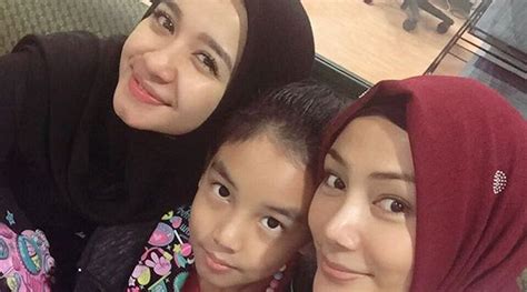 Laudya cynthia bella menikah dengan engku emran di malaysia pada 8 september 2017. Makin Kompak, Laudya Cynthia Bella dan Mantan Istri Engku ...