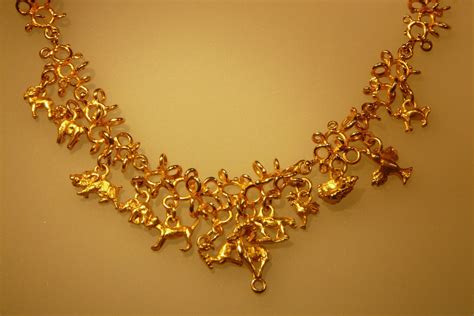 Kedua jenis kalung perhiasan emas ini biasanya memiliki warna yang mencolok dan banyak dipilih oleh kaum wanita. Model Kalung Emas Kasandra - Gambar Aksesoris