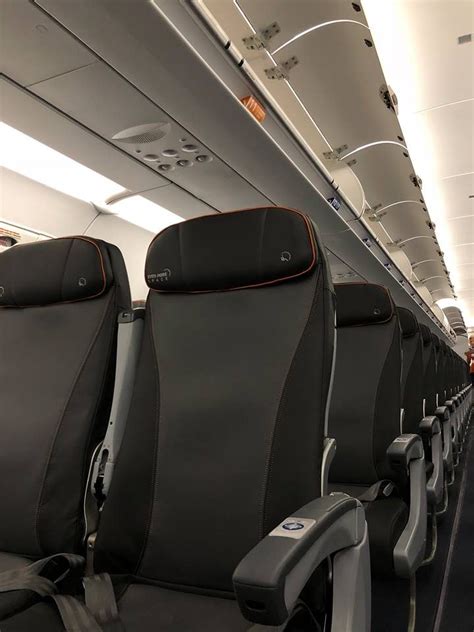 Jetblue has given the economy class cabin in its airbus a320 aircraft a makeover and the first aircraft fitted with the new cabin is now in service. Photos: What It's Like Inside JetBlue's New A320 Interior ...