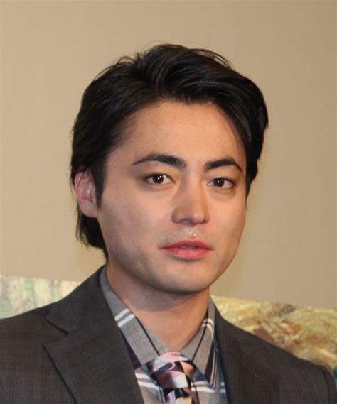 He is best known for his role as sakutaro matsumoto in tv drama socrates in love and as densha otoko in the 2005 film of the same name. 山田孝之、驚がくの役作り 目を充血させるシーンでは白目を ...