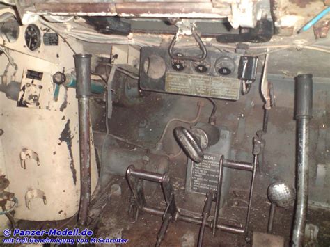 Mit einer länge von 8,45 m und einer breite von 3,72 m gehörte der tiger panzer zu den größten kampffahrzeugen auf dem schauplatz des zweiten weltkriegs und mit seinen 57 t zu den schwersten. T-34/85