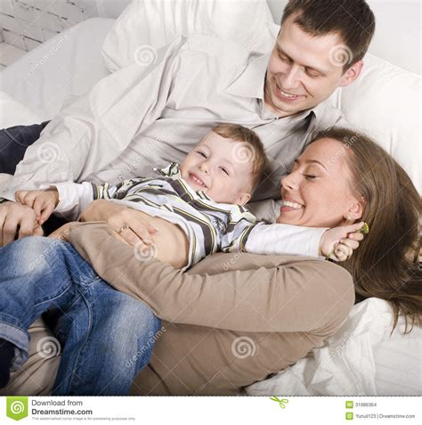 Retrato De La Familia De La Mamá Feliz Y Del Papá Jugando Con Su Hijo