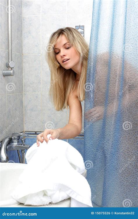 Mujer después de la ducha foto de archivo Imagen de recurso