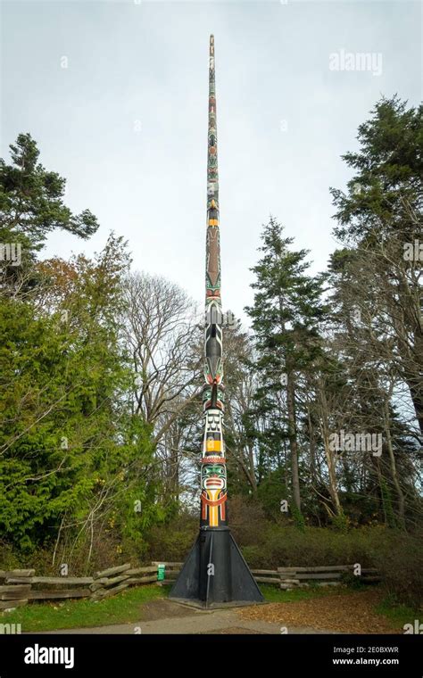 Totem Pole Victoria British Columbia Hi Res Stock Photography And