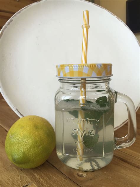 Mit Zitronenwasser gegen schwül heiße Sommertage