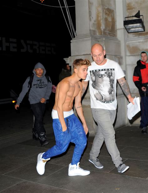 what is justin bieber hiding in his drop crotch pants