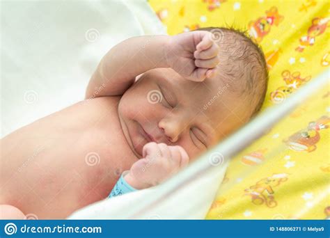 Emociones De Un Beb Reci N Nacido Imagen De Archivo Imagen De Nuevo
