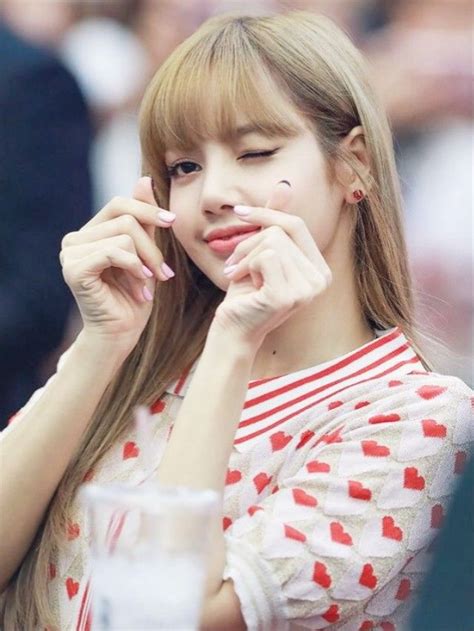 Blackpink Lisa Kpop Blackpink Blackpink Lisa Beautiful Red Roses