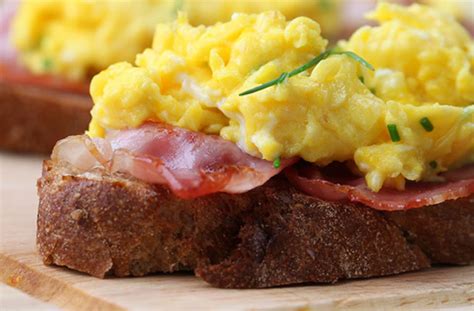 Cheesy Scrambled Eggs With Bacon Breakfast Recipes Goodtoknow