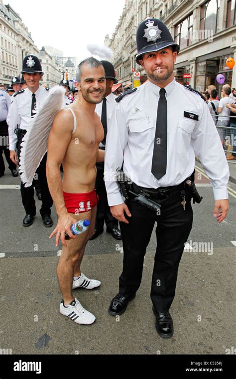 Teilnehmer Mit Der Polizei In London Gay Pride Parade Stockfotografie Alamy