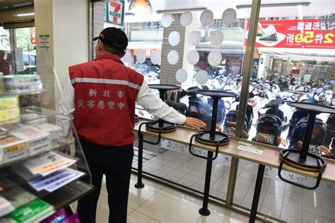 May 17, 2021 · 亞東醫院發生院內病患互相傳染事件，已經造成7人確診，儘管目前醫護人員採檢結果出爐都是陰性，但也造成院內60多名醫護人員被匡列隔離，其中. 雙北三級警戒 新北抽查超商實聯制、取消內用措施7家違規 - 生活 - 自由時報電子報