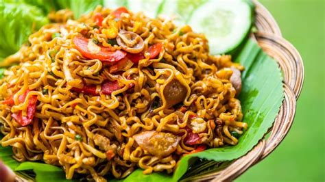 Perpaduan kulit dengan isian daging yang juicy ini membuat rasanya sangat lezat dan tak cukup satu buah saja ketika melahapnya. Resep Mie Goreng Spesial Bakso Sosis Telur - Lifestyle ...
