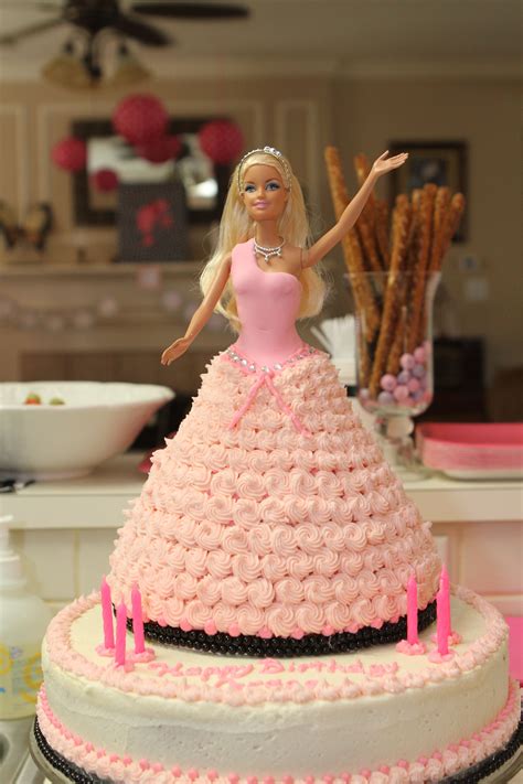 Le Gâteau Dont Rêves Toutes Les Petites Filles Barbie Doll Birthday