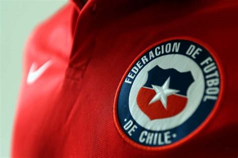 Esteban paredes le dio su bendición a ben brereton: Retailers venden más de mil playeras de Selección Chilena ...