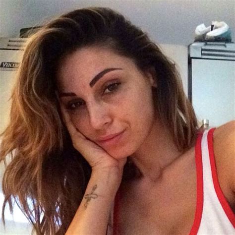 Il costume indossato è davvero troppo stretto, fan a bocca aperta. Anna Tatangelo pubblica dei selfie su Instagram e viene ...