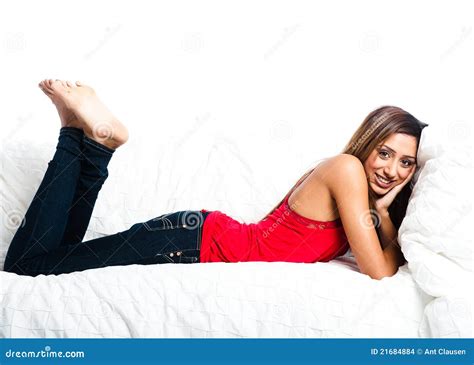 asiatische jugendliche auf dem sofa füße in einer luft stockbilder bild 21684884