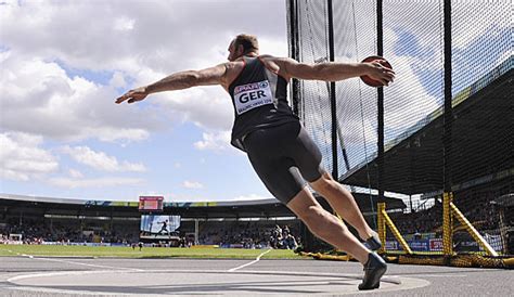 * * * dịskuswerfen, leichtathletischer wettbewerb für frauen und männer, bei dem im schleuderwurf eine holzscheibe mit metallkern (diskus) aus einem wurfkreis heraus geworfen wird.der wurfkreis. Harting denkt an Revolution